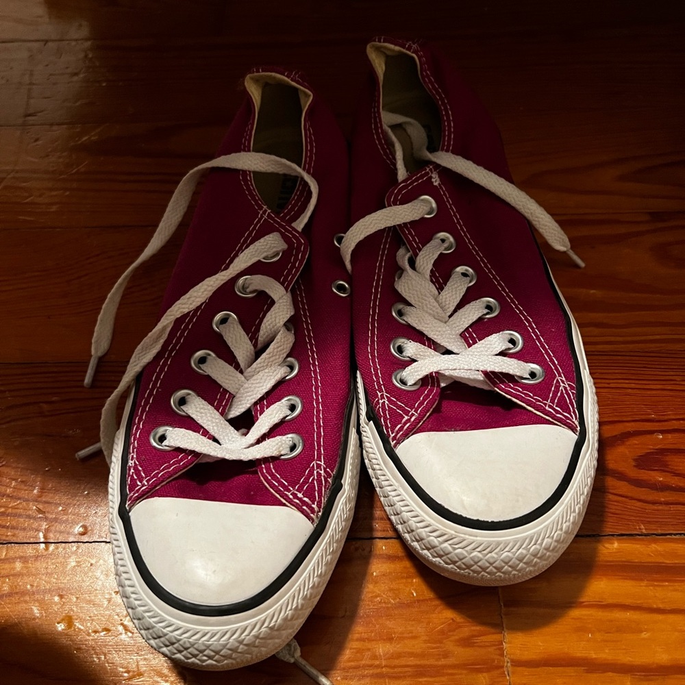 Converse - unisex (women’s 7 men’s 5)